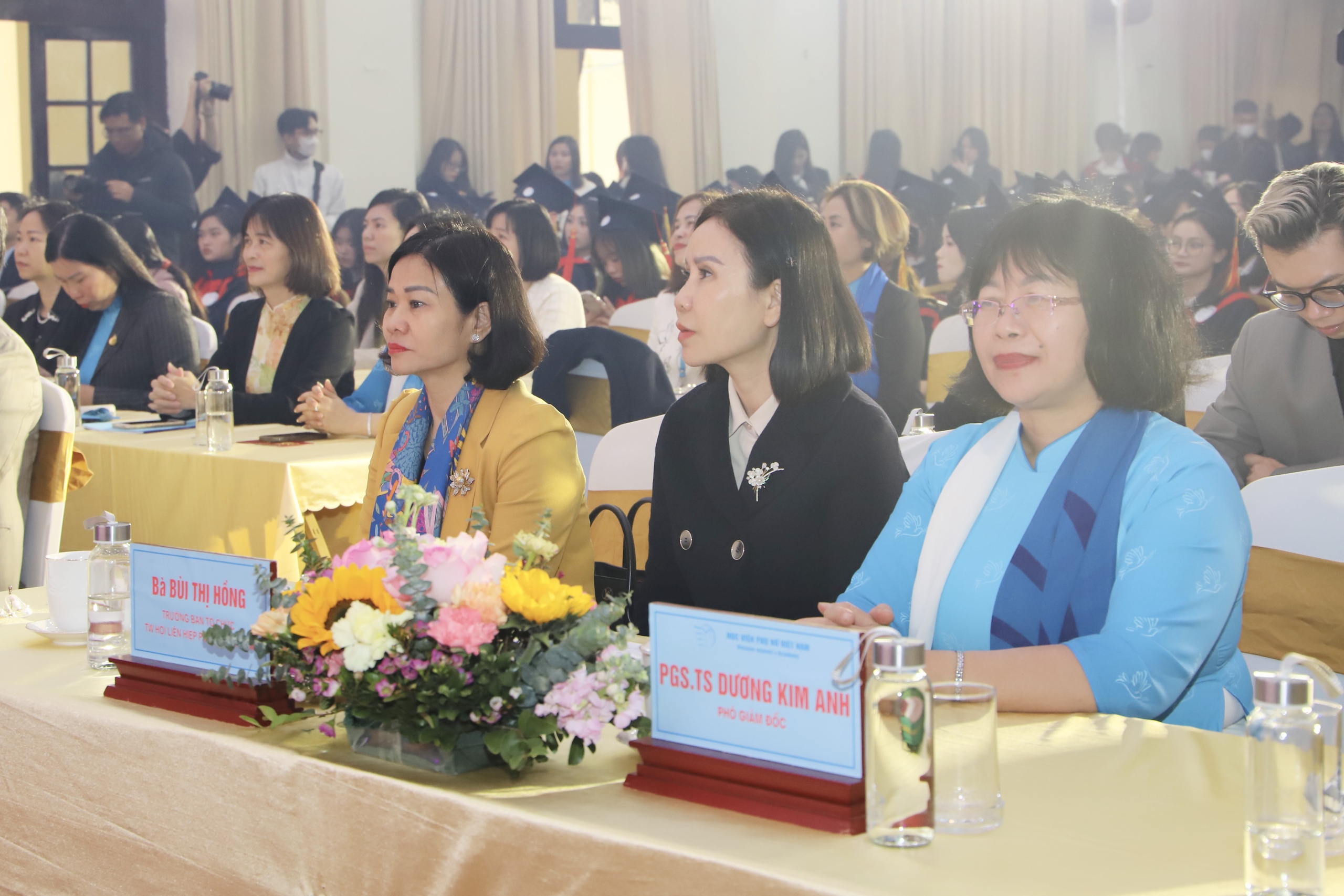 Học viện Phụ nữ Việt Nam trao bằng tốt nghiệp cho hơn 200 tân cử nhân, tân thạc sĩ- Ảnh 1. Học viện Phụ nữ Việt Nam trao bằng tốt nghiệp cho hơn 200 tân cử nhân, tân thạc sĩ- Ảnh 1.