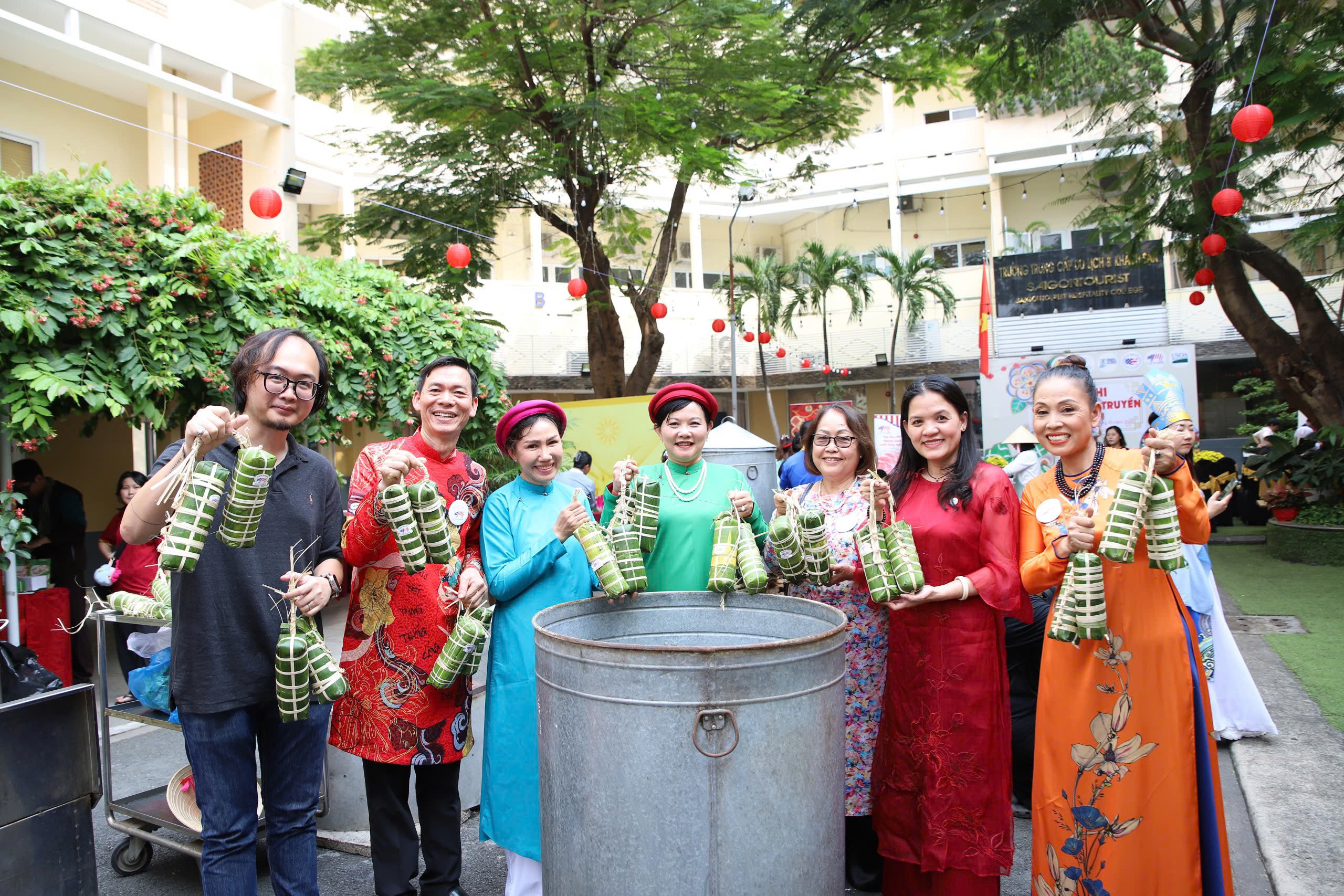 Hội thi Gói bánh cổ truyền Hội thi Gói bánh cổ truyền