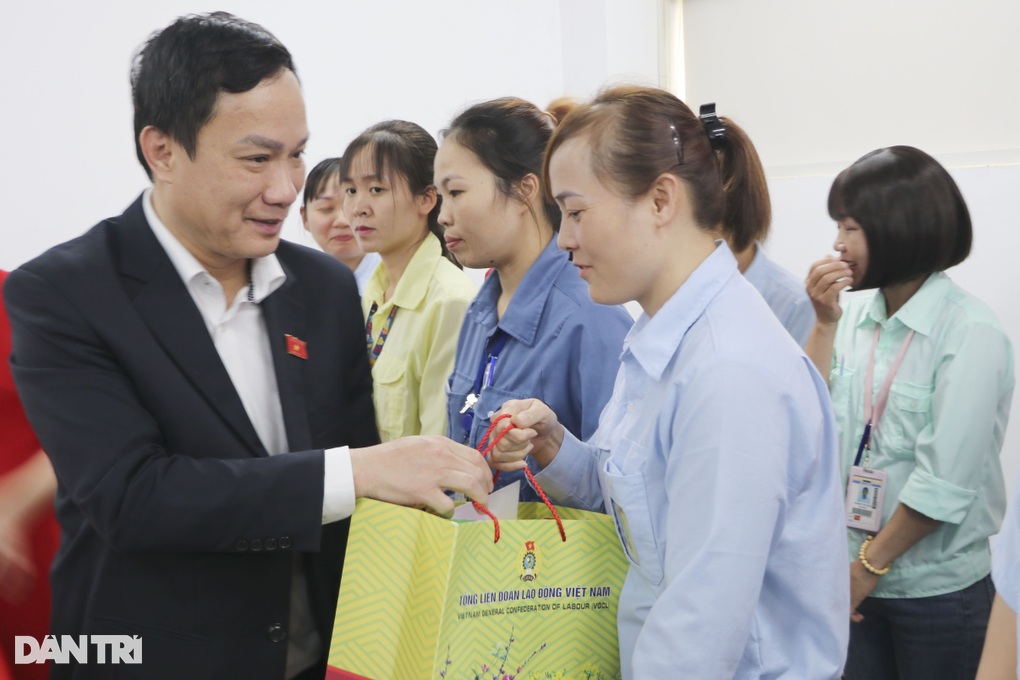 200 suất quà Tết dành tặng công nhân tại Hải Dương - 1 200 suất quà Tết dành tặng công nhân tại Hải Dương - 1