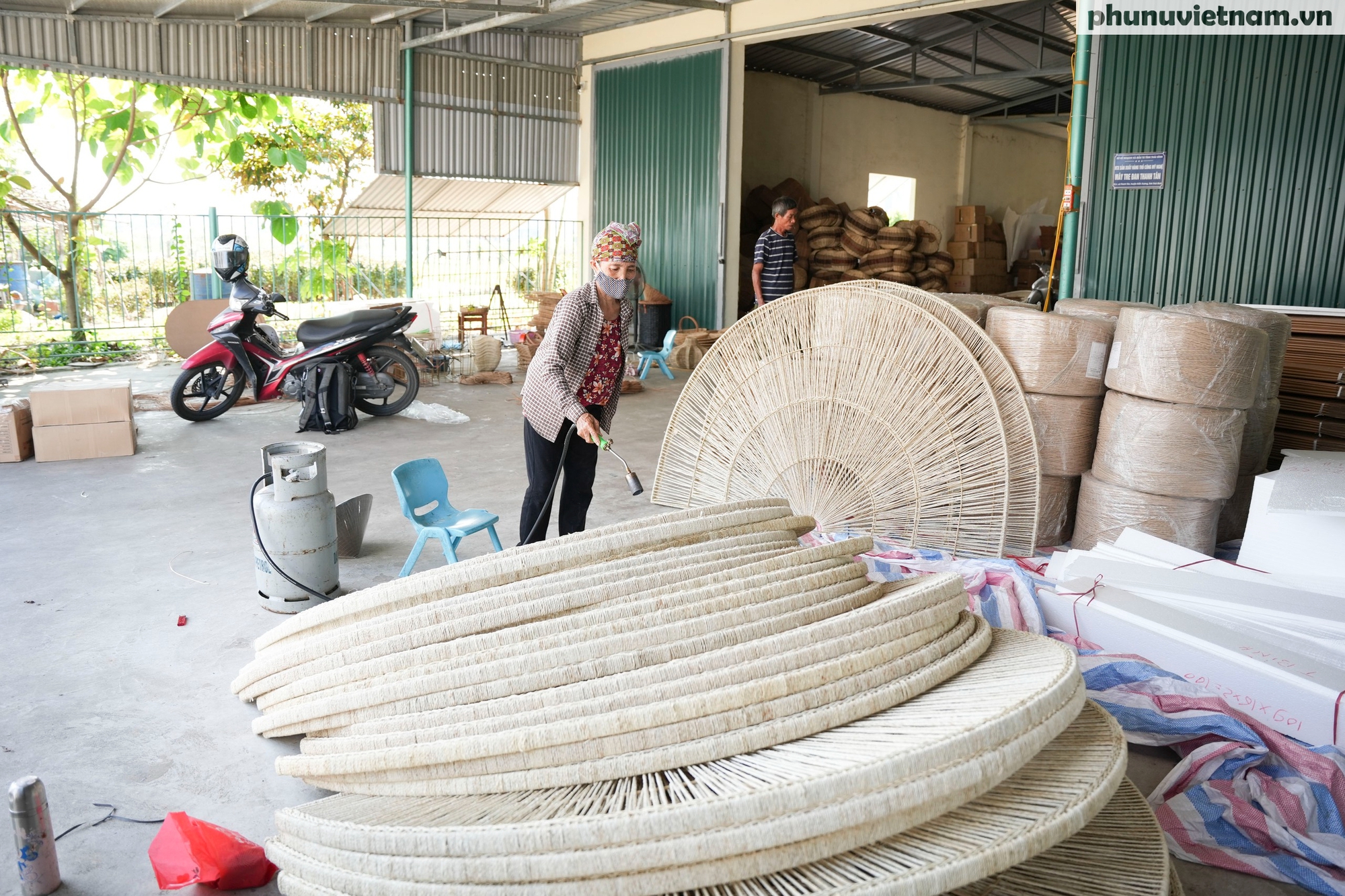Hợp tác xã mây tre đan ở Thái Bình nhộn nhịp xuất khẩu hàng dịp Tết- Ảnh 1. Hợp tác xã mây tre đan ở Thái Bình nhộn nhịp xuất khẩu hàng dịp Tết- Ảnh 1.