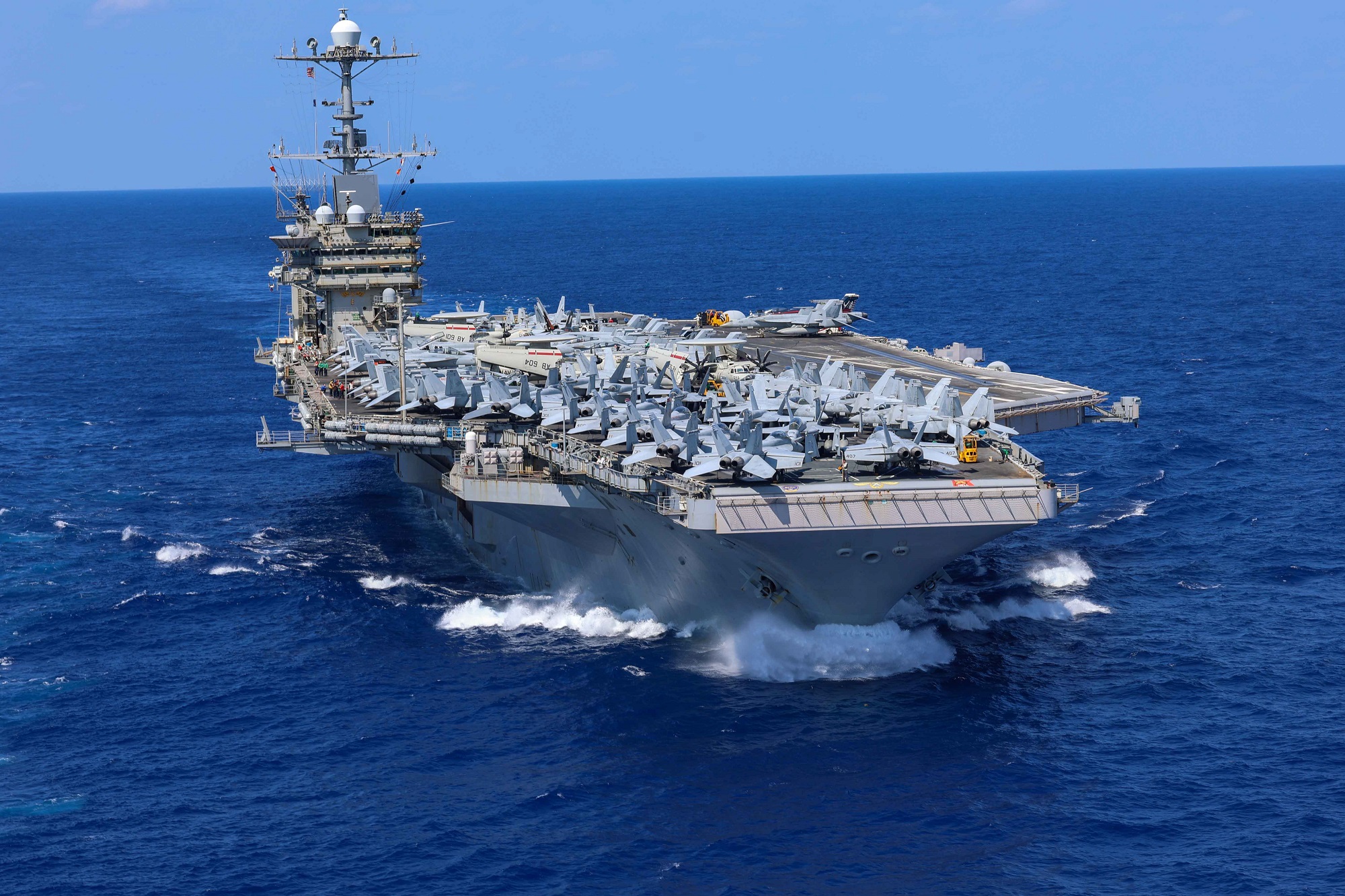 Houthi tấn công phủ đầu tàu sân bay Mỹ ở biển Đỏ?- Ảnh 1. Houthi tấn công phủ đầu tàu sân bay Mỹ ở biển Đỏ?- Ảnh 1.