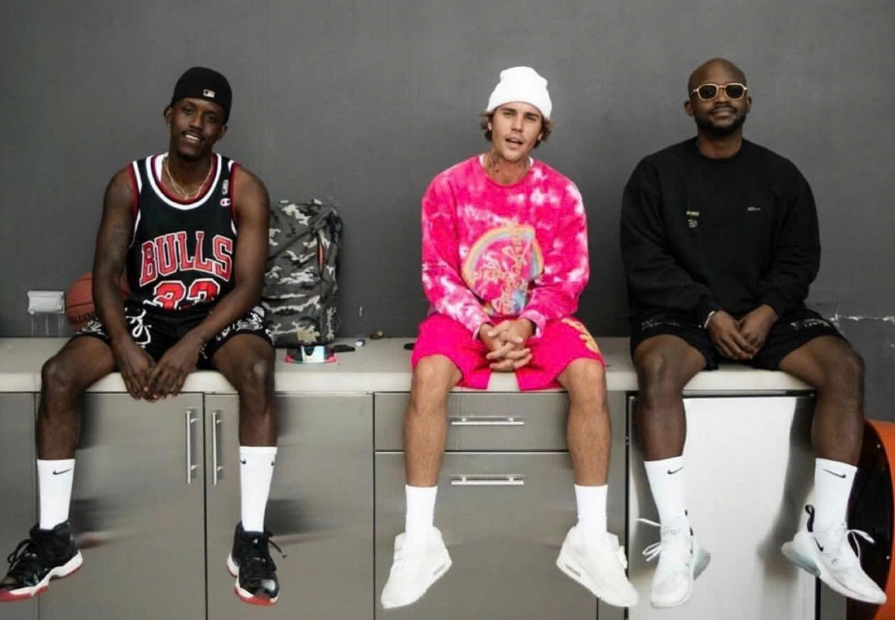 Justin Bieber bất ngờ hủy theo dõi Usher- Ảnh 1. Justin Bieber bất ngờ hủy theo dõi Usher- Ảnh 1.
