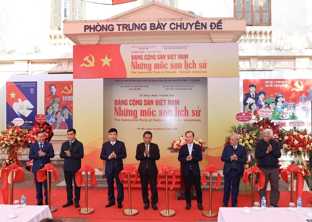 Khai mạc trưng bày "Đảng Cộng sản Việt Nam - Những mốc son lịch sử " - Ảnh 1. Khai mạc trưng bày "Đảng Cộng sản Việt Nam - Những mốc son lịch sử " - Ảnh 1.