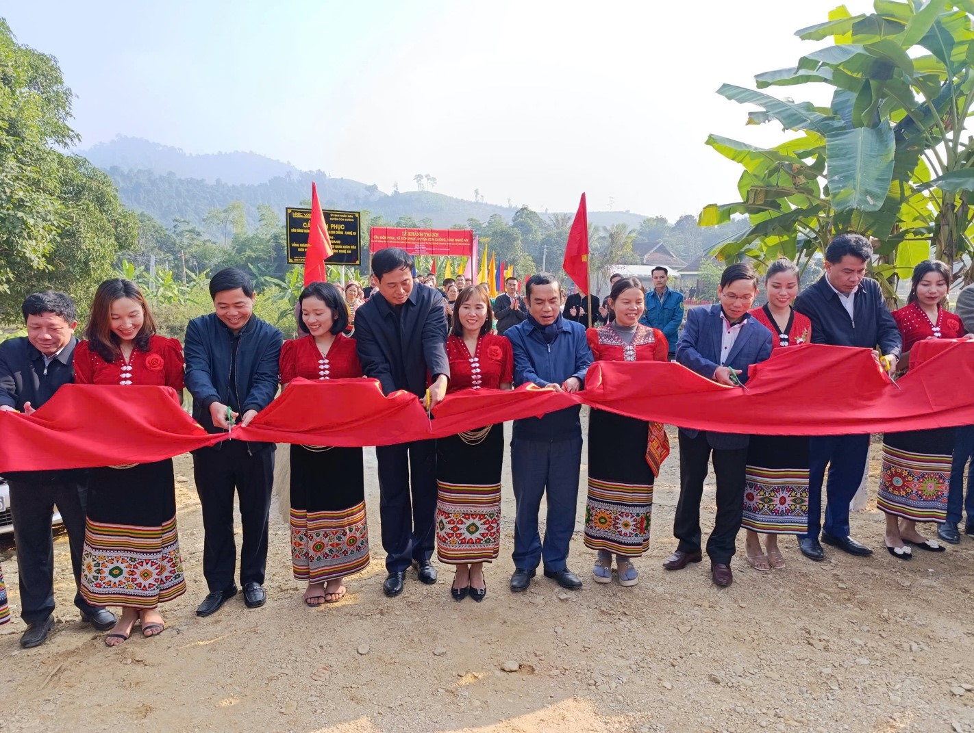 Khánh thành cầu từ thiện Đôn Phục tại Nghệ An hơn 1,5 tỉ đồng- Ảnh 1. Khánh thành cầu từ thiện Đôn Phục tại Nghệ An hơn 1,5 tỉ đồng- Ảnh 1.