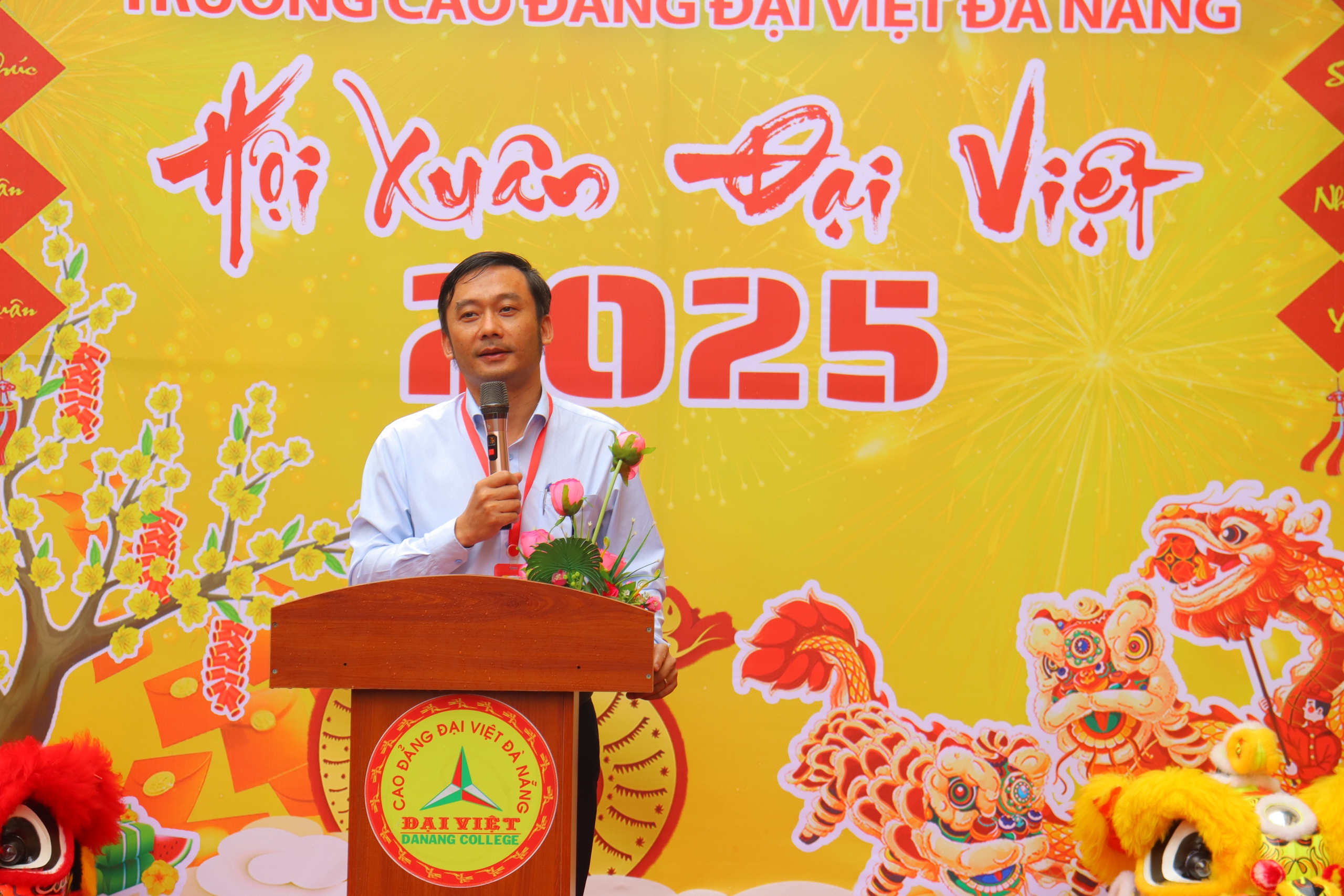 Không khí Tết xưa tại Hội xuân Cao đẳng Đại Việt 2025- Ảnh 1. Không khí Tết xưa tại Hội xuân Cao đẳng Đại Việt 2025- Ảnh 1.