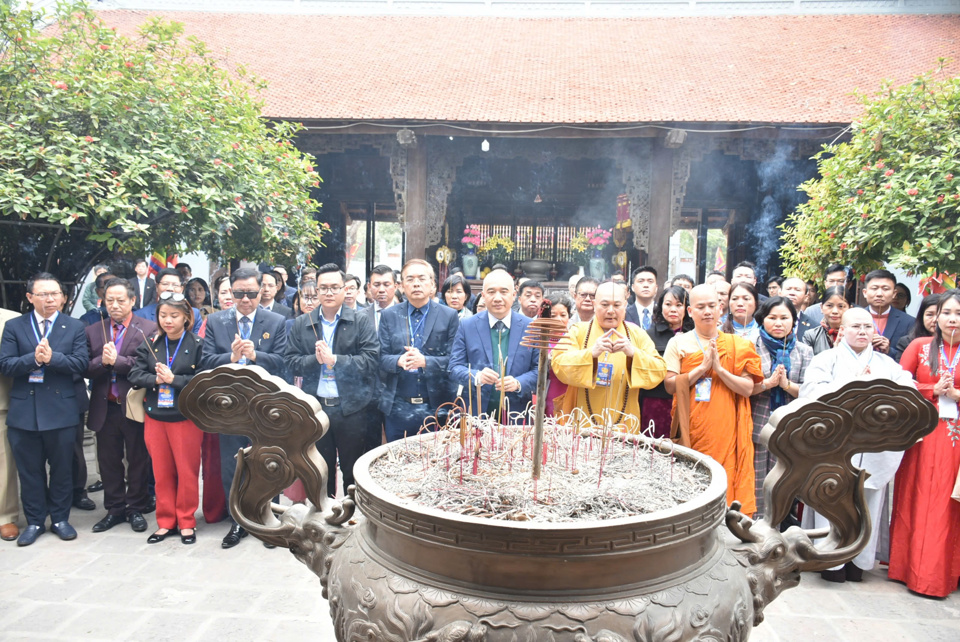 Đoàn kiều bào tiêu biểu dự Xuân Quê hương 2025 dâng hương tại Đền Đa Hòa, Khoái Châu, Hưng Yên. Ảnh: Ủy ban Nhà nước về NVNONN