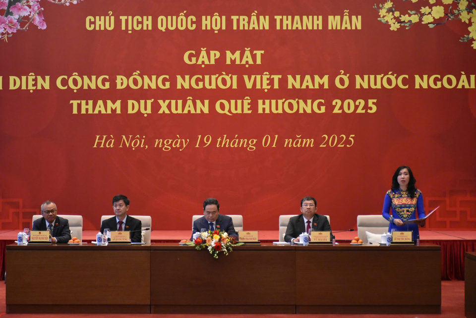 Thứ trưởng Bộ Ngoại giao Lê Thị Thu Hằng phát biểu tại buổi gặp mặt. Ảnh: Ủy ban Nhà nước về NVNONN