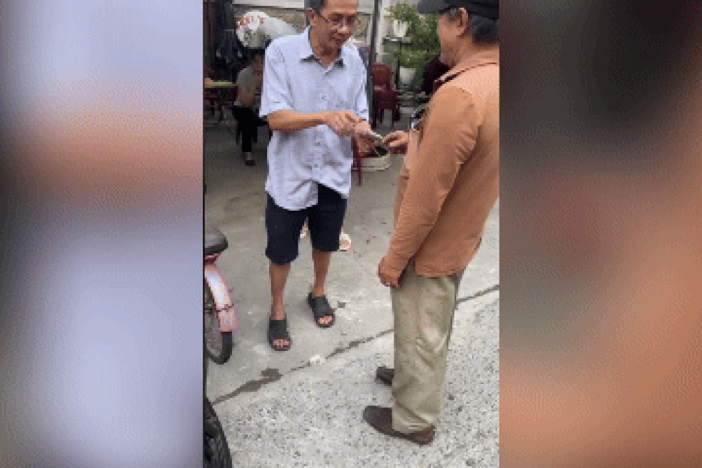 Làm rơi 11 triệu đồng, vị khách bất ngờ trước hành động của chủ quán chè - 1 Làm rơi 11 triệu đồng, vị khách bất ngờ trước hành động của chủ quán chè - 1