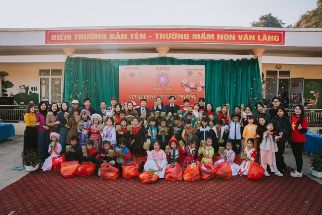 "Tết sẻ chia, Tết yêu thương": Lan tỏa sự ấm áp, sẻ chia đến với trẻ em có hoàn cảnh khó khăn - Ảnh 1. "Tết sẻ chia, Tết yêu thương": Lan tỏa sự ấm áp, sẻ chia đến với trẻ em có hoàn cảnh khó khăn - Ảnh 1.