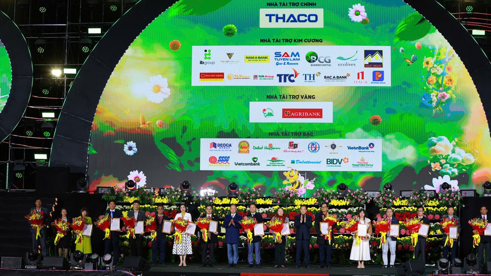 Ông Nguyễn Một - Giám đốc Cao cấp Phụ trách Văn hóa - Truyền thông THACO nhận hoa, thư cảm ơn từ Lãnh đạo tỉnh Lâm Đồng 1