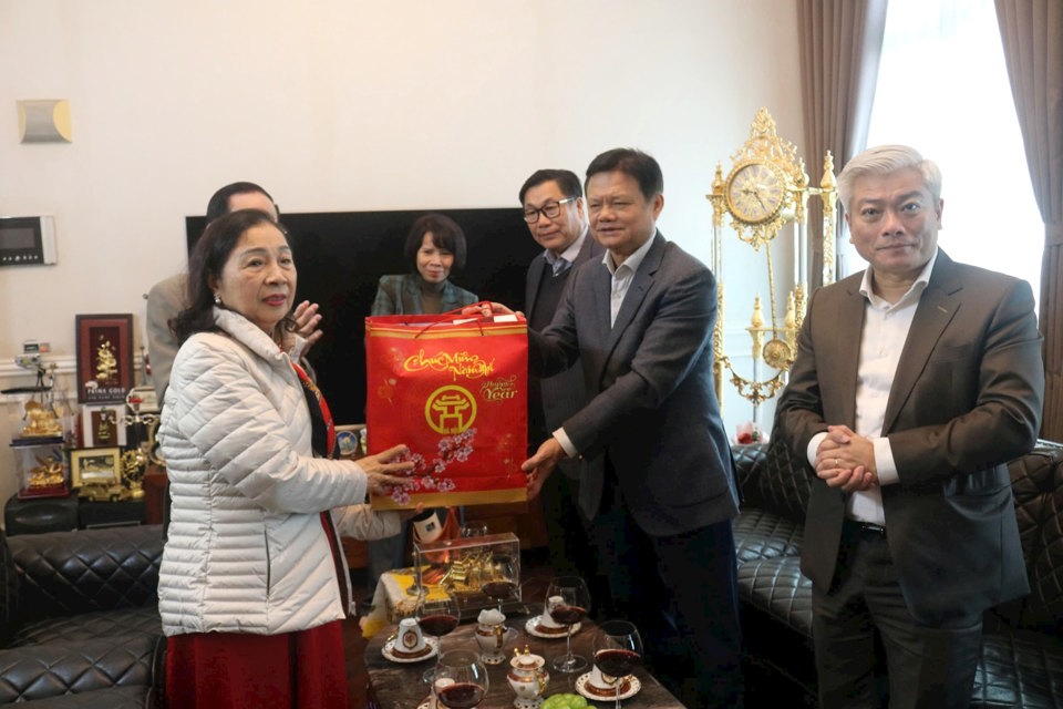 Trưởng ban Tổ chức Thành ủy Vũ Đức Bảo đến thăm, tặng quà gia đình trí thức tiêu biểu Phan Đào Nguyên.