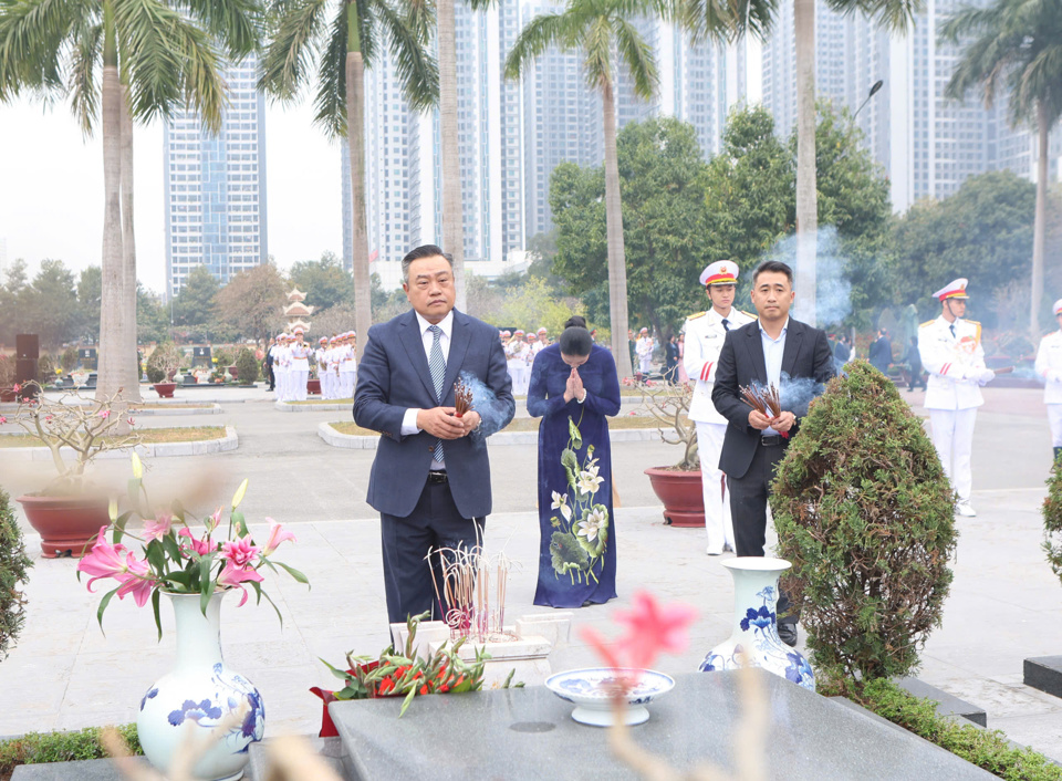 Chủ tịch UBND TP Trần Sỹ Thanh dâng hương tưởng niệm các vị tiền bối cách mạng và các anh hùng, liệt sĩ tại Nghĩa trang Mai Dịch.