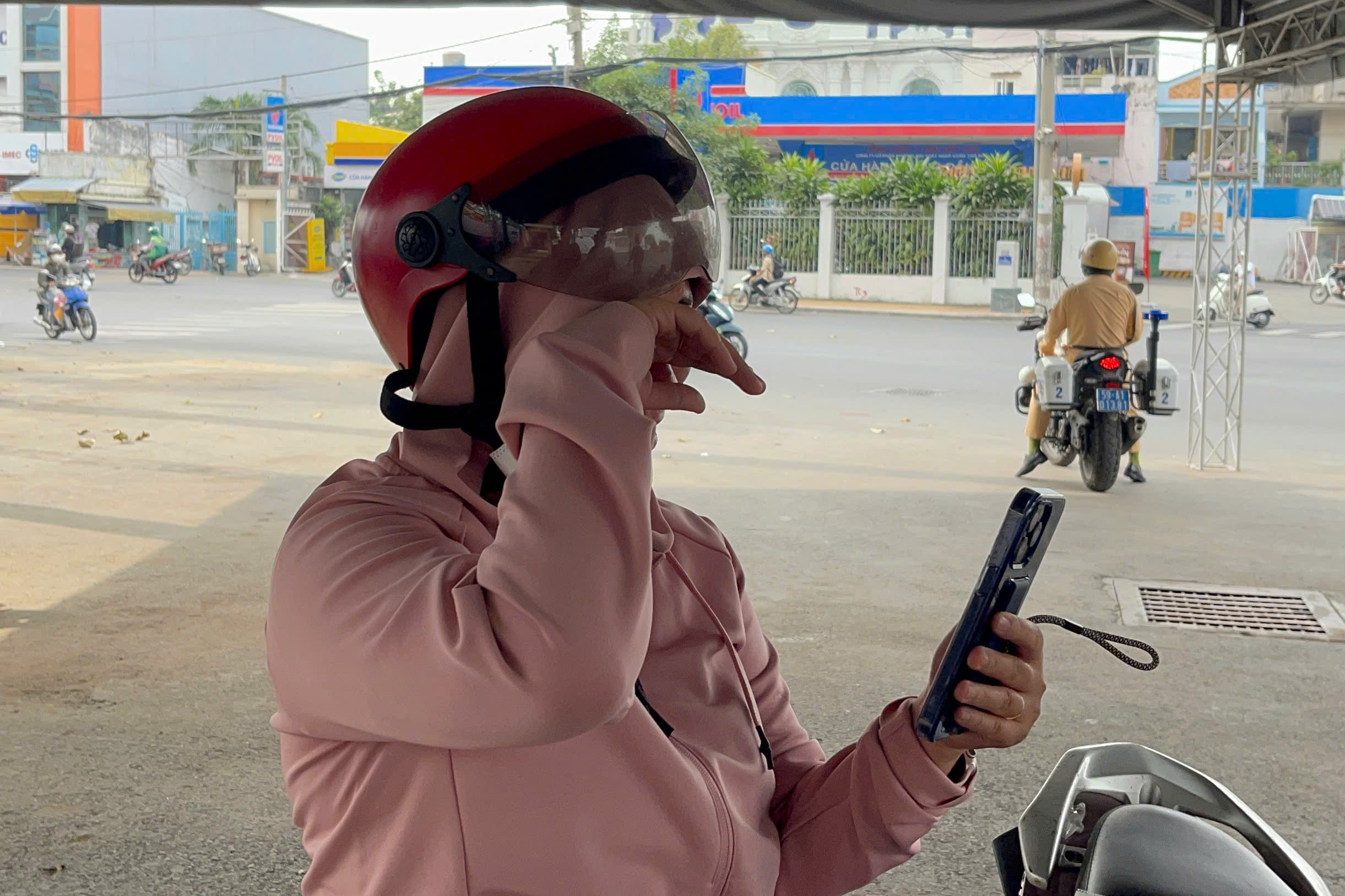 Leo vỉa hè, người phụ nữ bật khóc khi bị cảnh sát bắt gặp- Ảnh 1. Leo vỉa hè, người phụ nữ bật khóc khi bị cảnh sát bắt gặp- Ảnh 1.
