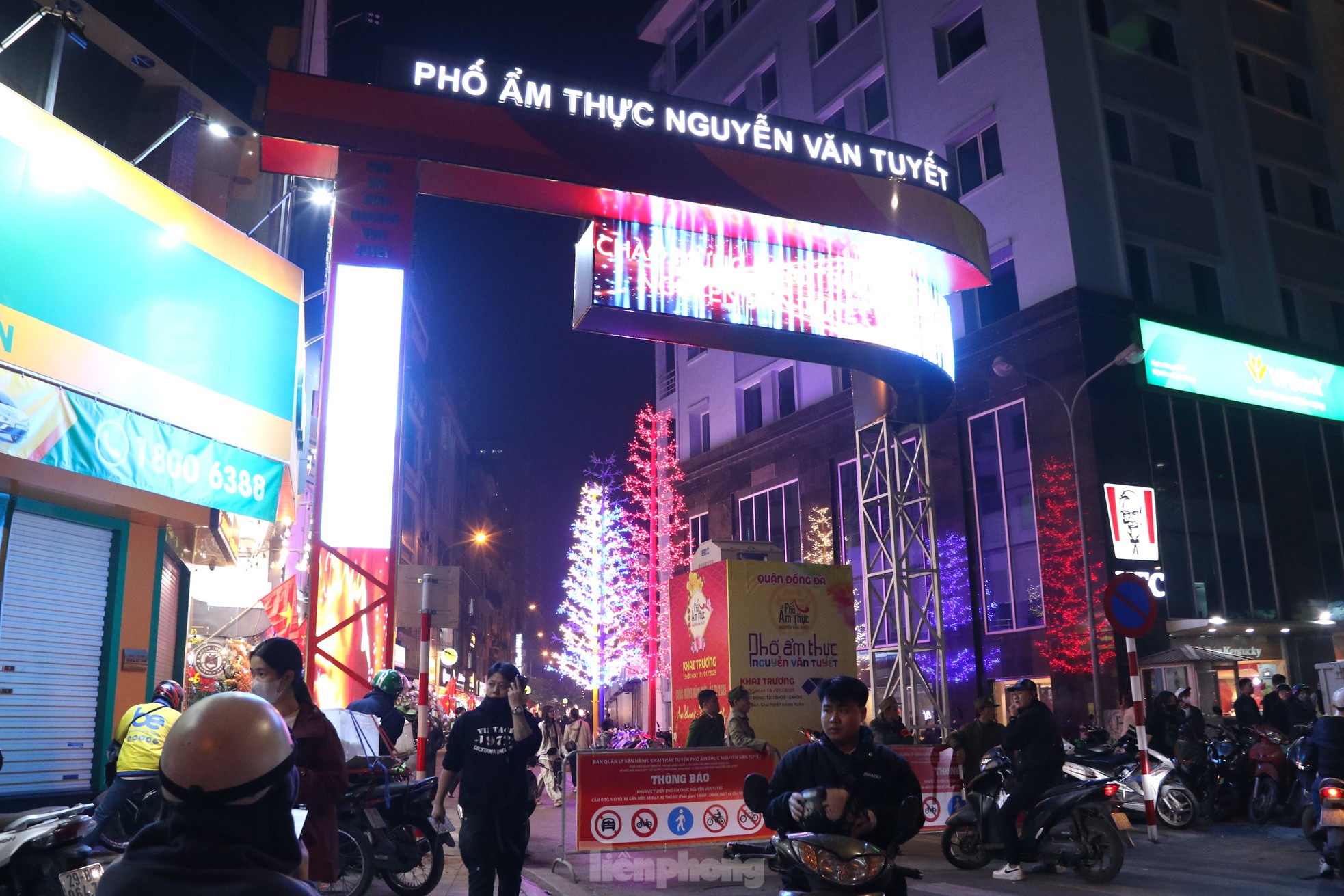 Lộn xộn ở tuyến phố ẩm thực vừa khai trương tại Hà Nội ảnh 1