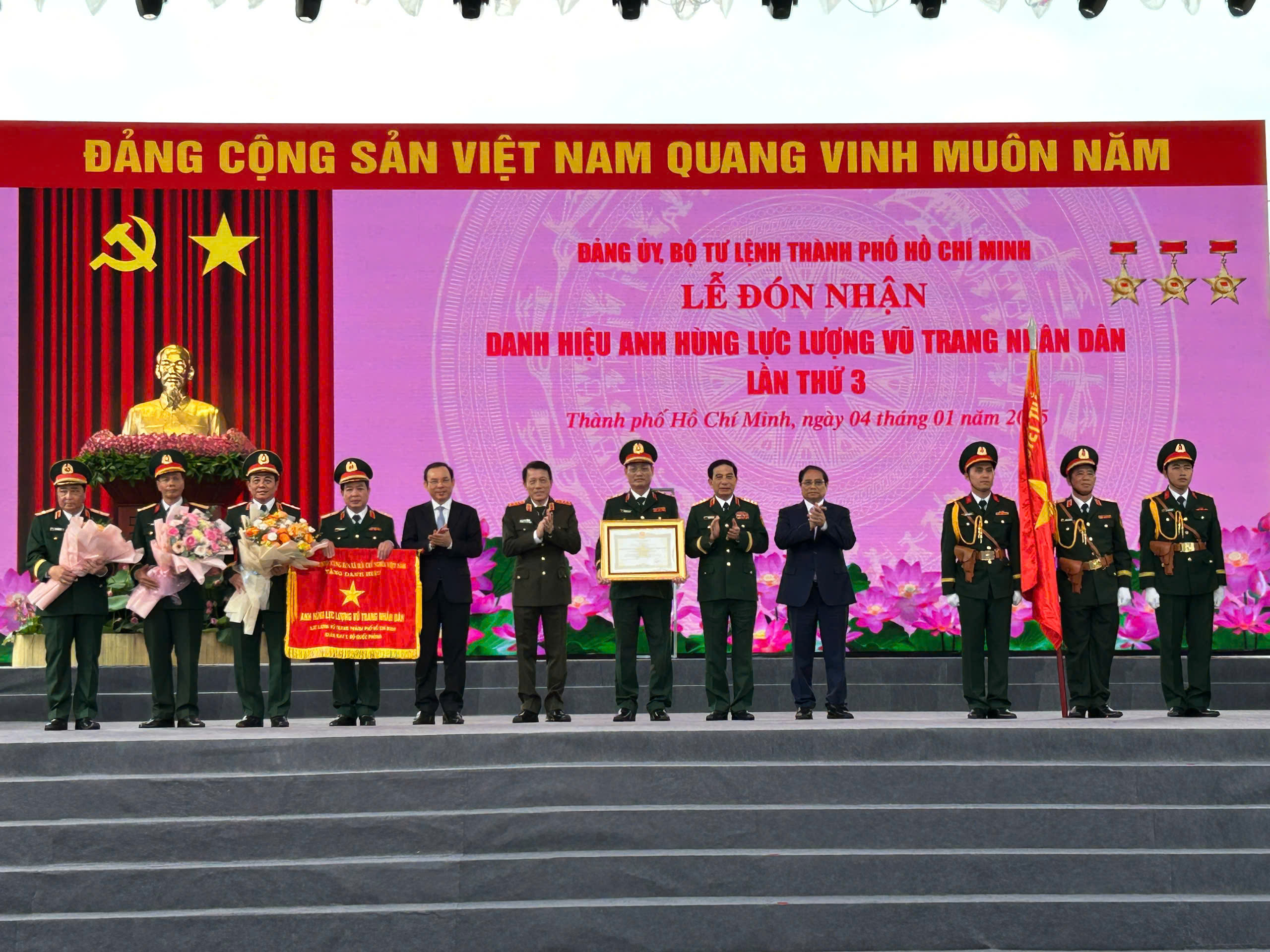 Lực lượng Vũ trang TP HCM đón nhận danh hiệu
Anh hùng lần 3- Ảnh 1. Lực lượng Vũ trang TP HCM đón nhận danh hiệu
Anh hùng lần 3- Ảnh 1.