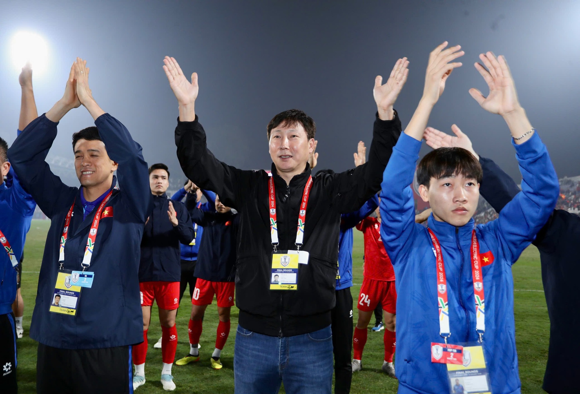 Từ ngôi vô địch AFF Cup nhìn về V-League: Mà lòng phơi phới dậy tương lai
- Ảnh 1. Từ ngôi vô địch AFF Cup nhìn về V-League: Mà lòng phơi phới dậy tương lai
- Ảnh 1.