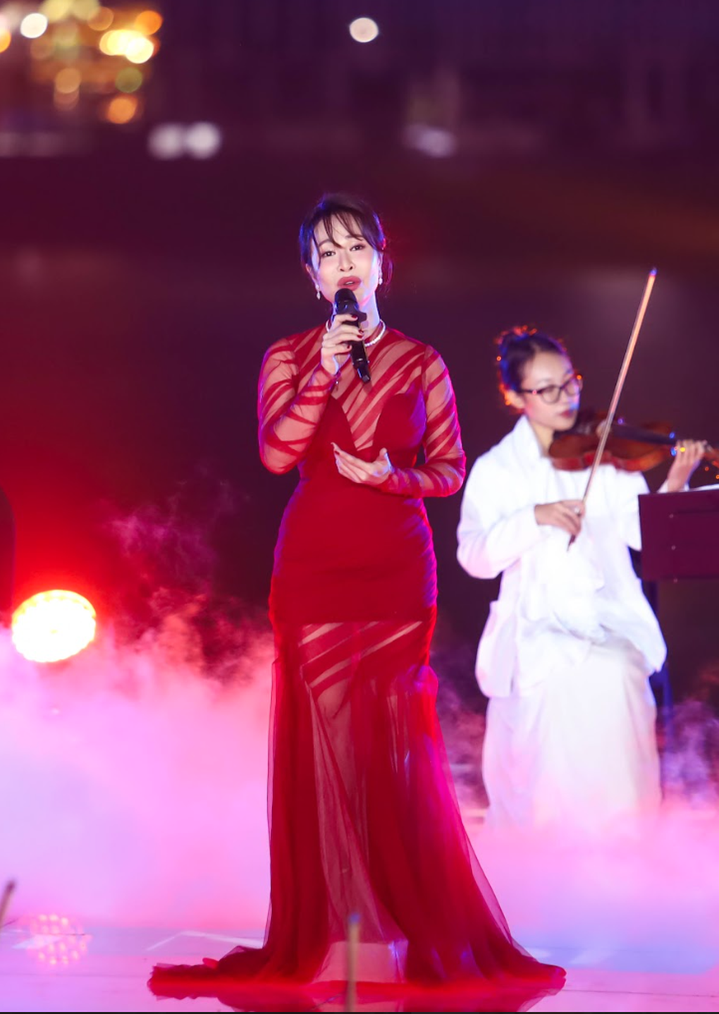 Mai Hoa, Uyên Linh biểu diễn tại nhạc hội Khúc xuân Hà Nội - 1 Mai Hoa, Uyên Linh biểu diễn tại nhạc hội Khúc xuân Hà Nội - 1