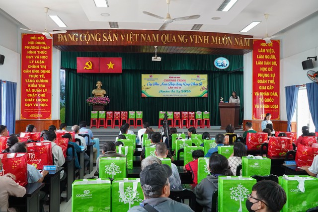 Mang Tết ấm đến người khuyết tật, trẻ mồ côi tại huyện Hóc Môn- Ảnh 1. Mang Tết ấm đến người khuyết tật, trẻ mồ côi tại huyện Hóc Môn- Ảnh 1.