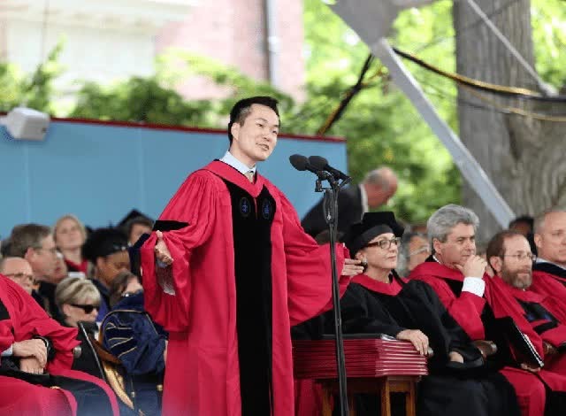 Mẹ làm nông, không biết chữ nhưng con trai đậu Harvard, tất cả là nhờ một phương pháp dạy con đơn giản nhưng hiệu quả- Ảnh 1. Mẹ làm nông, không biết chữ nhưng con trai đậu Harvard, tất cả là nhờ một phương pháp dạy con đơn giản nhưng hiệu quả- Ảnh 1.