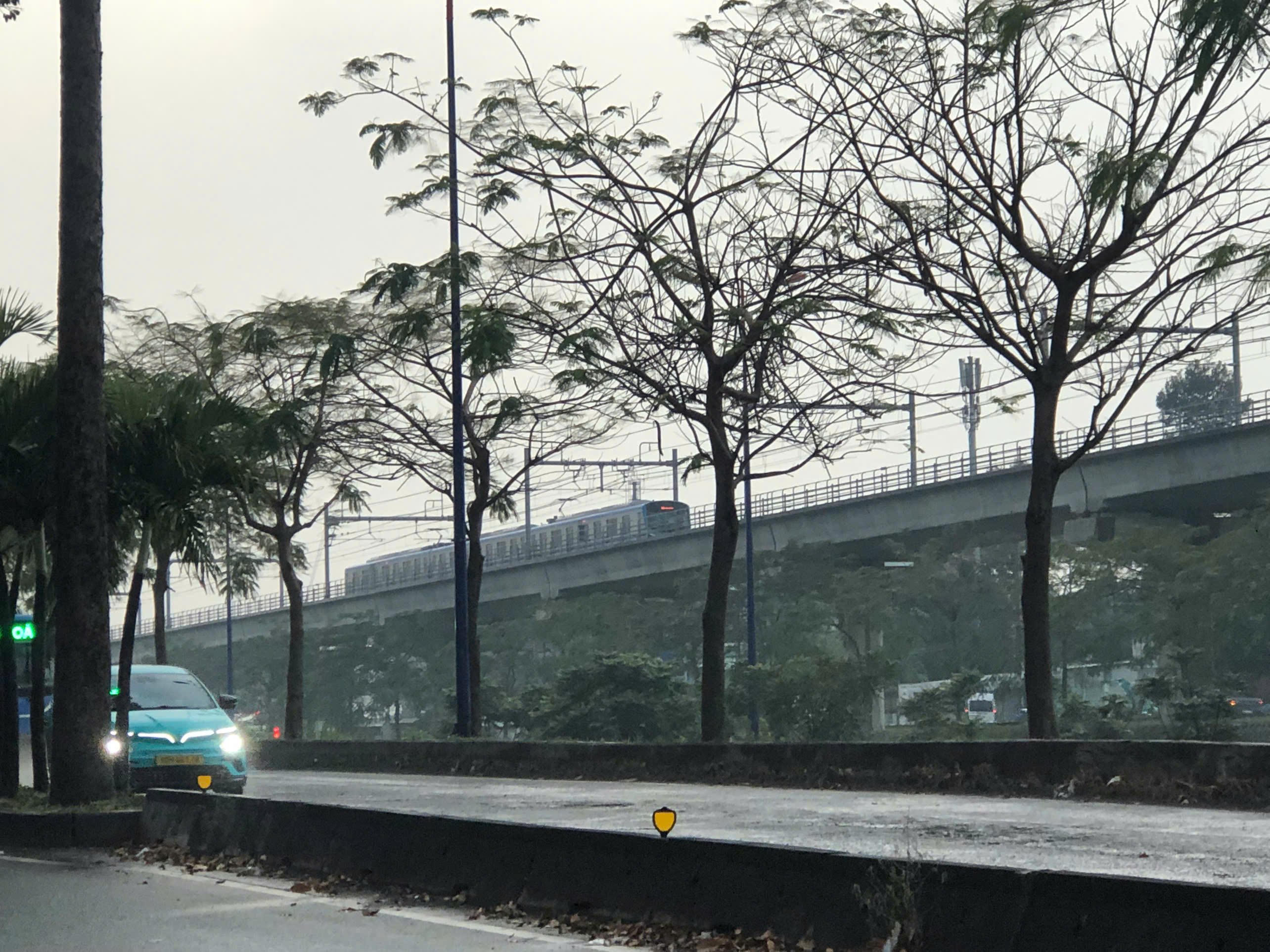 Metro số 1 hoạt động trở lại sau khi tạm dừng trong mưa- Ảnh 1. Metro số 1 hoạt động trở lại sau khi tạm dừng trong mưa- Ảnh 1.