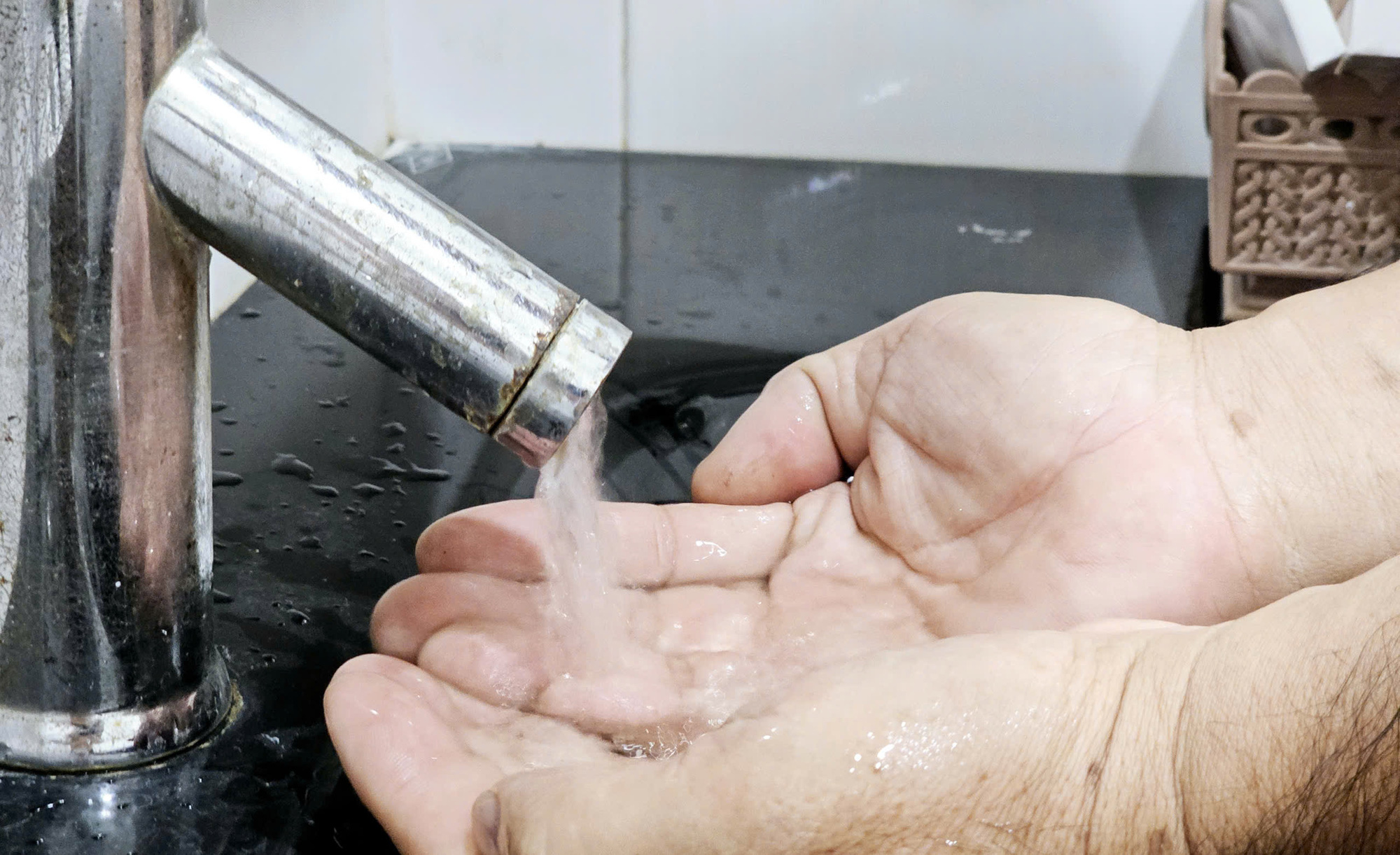 Miền Tây cảnh báo thiếu nước sinh hoạt, kêu gọi người dân dùng nước tiết kiệm - Ảnh 1.