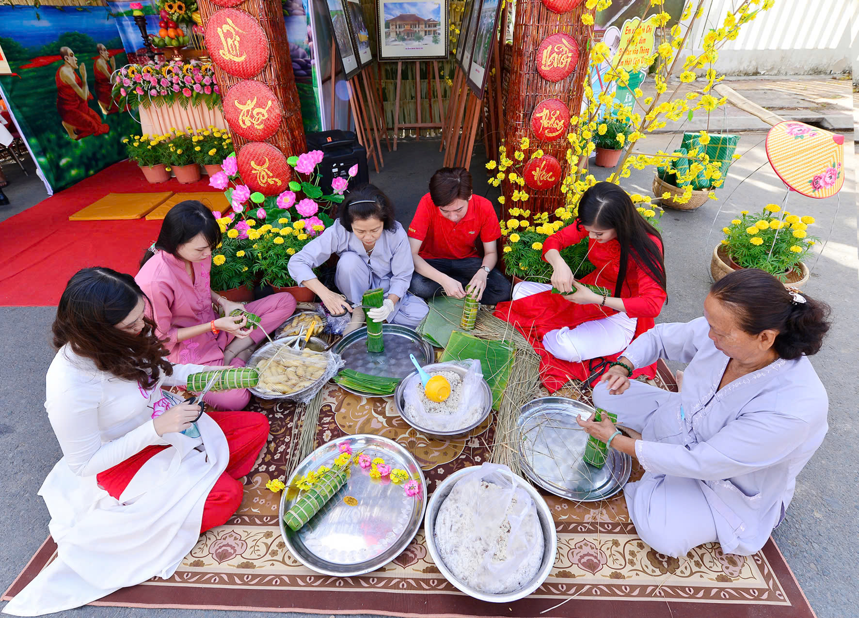 Không khí quây quần gói bánh tét đón Tết cổ truyền.Ảnh: NGUYỄN XUÂN HÃN Không khí quây quần gói bánh tét đón Tết cổ truyền.Ảnh: NGUYỄN XUÂN HÃN