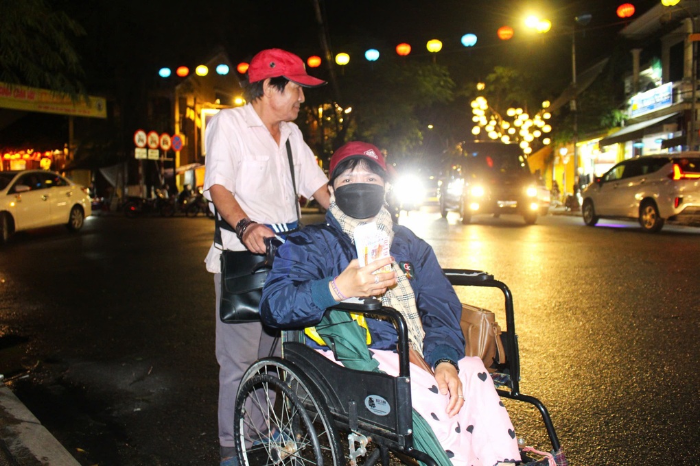 Mưu sinh ngày cận Tết trong mưa rét ở phố cổ Hội An - 1 Mưu sinh ngày cận Tết trong mưa rét ở phố cổ Hội An - 1