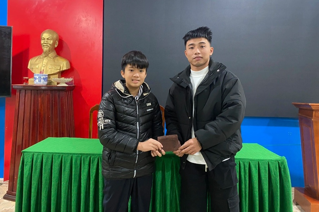 Nam sinh lớp 6 trả lại ví tiền nhặt được cho anh bộ đội xuất ngũ - 1 Nam sinh lớp 6 trả lại ví tiền nhặt được cho anh bộ đội xuất ngũ - 1