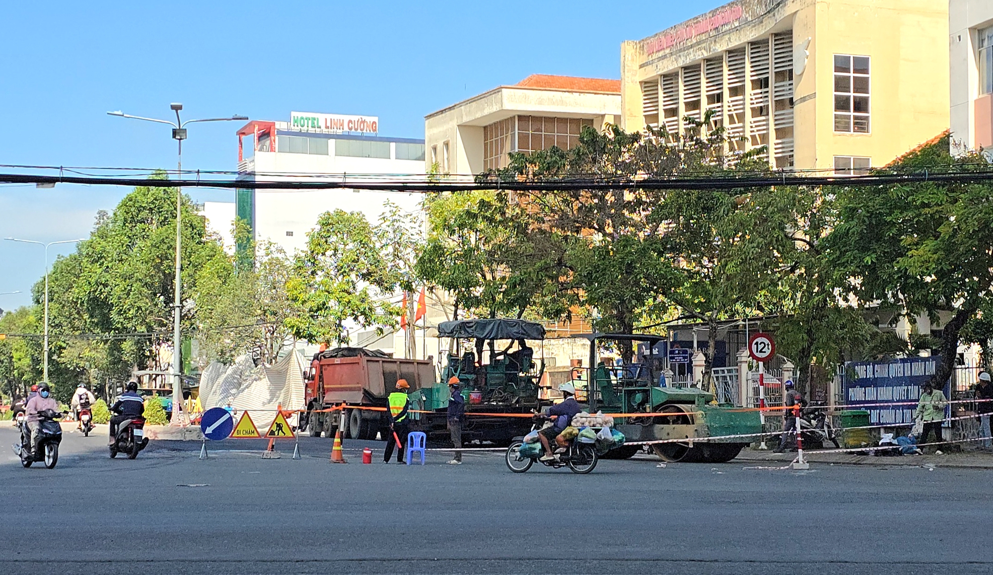 Nâng cao gần nửa mét, cứu đường trung tâm Cần Thơ thoát ngập nặng khi mưa lớn- Ảnh 2. Nâng cao gần nửa mét, cứu đường trung tâm Cần Thơ thoát ngập nặng khi mưa lớn- Ảnh 2.