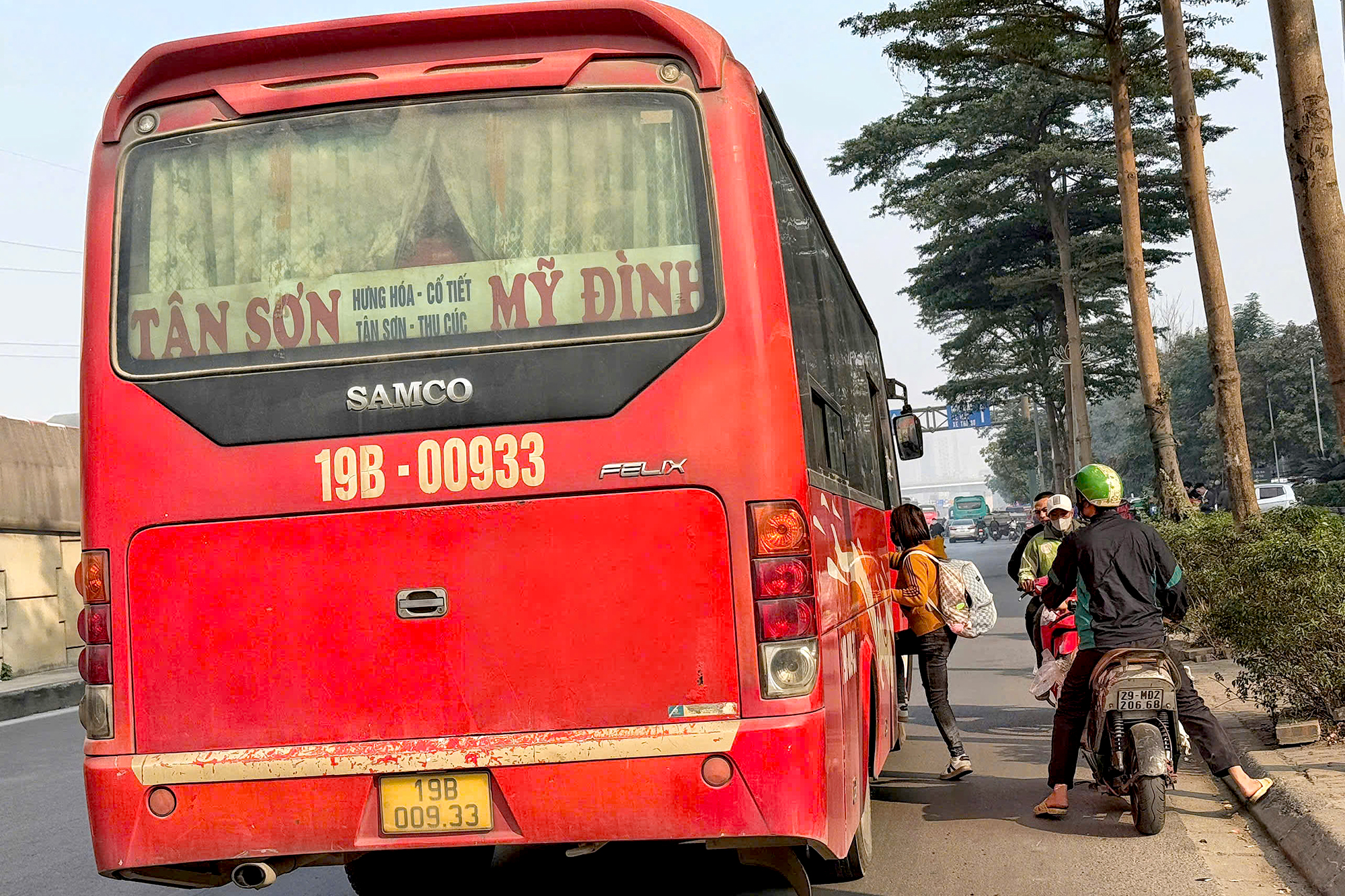 Hà Nội: Ngăn xe dù, bến cóc lộng hành cuối năm- Ảnh 1. Hà Nội: Ngăn xe dù, bến cóc lộng hành cuối năm- Ảnh 1.