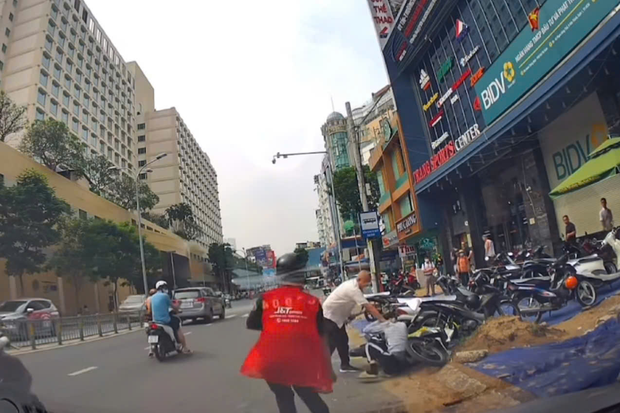 Người đàn ông trọc đầu cầm hung khí đánh người ở quận 1- Ảnh 1. Người đàn ông trọc đầu cầm hung khí đánh người ở quận 1- Ảnh 1.