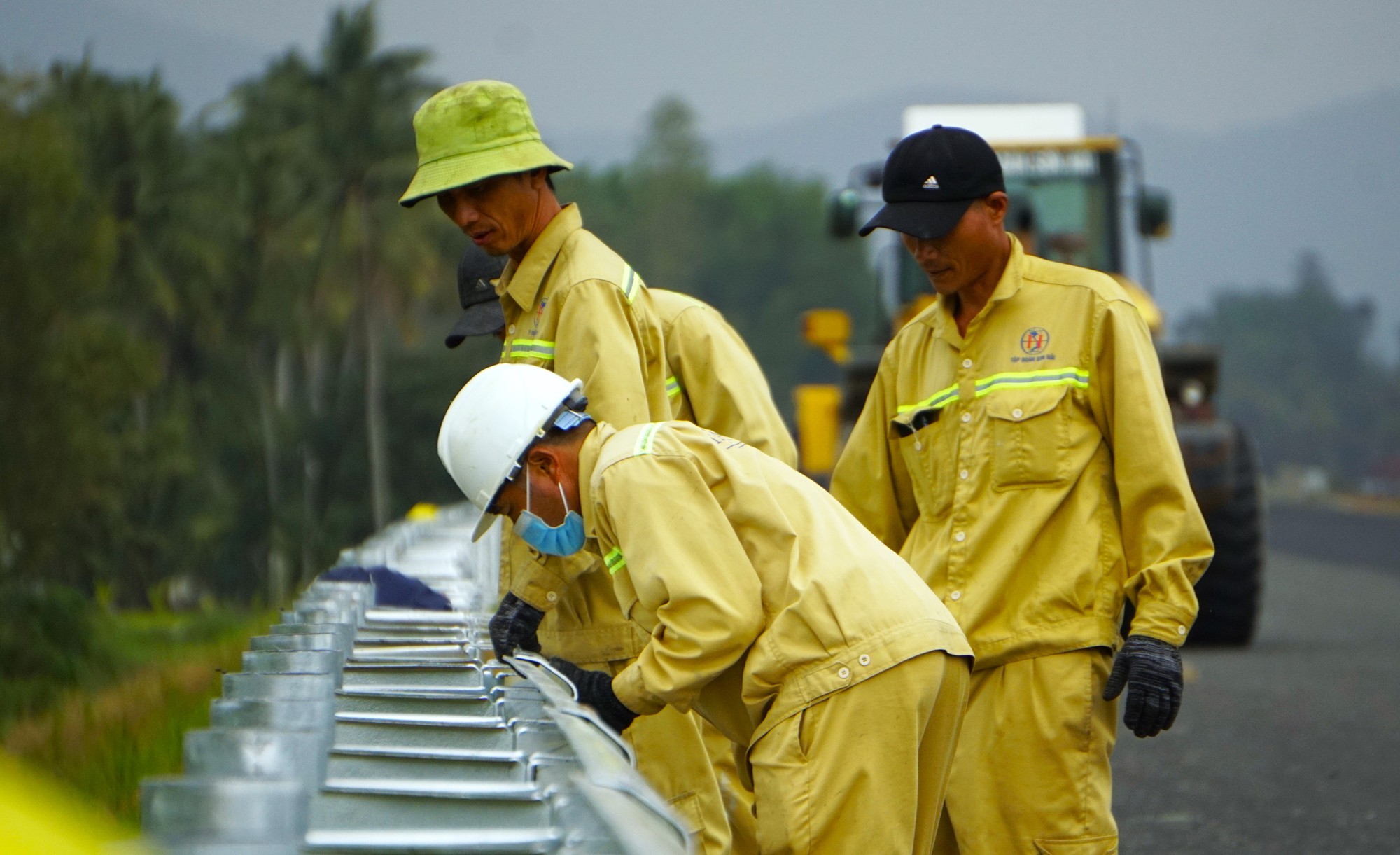 Nhà thầu làm xuyên Tết bù tiến độ cao tốc Hoài Nhơn - Quy Nhơn- Ảnh 2. Nhà thầu làm xuyên Tết bù tiến độ cao tốc Hoài Nhơn - Quy Nhơn- Ảnh 2.