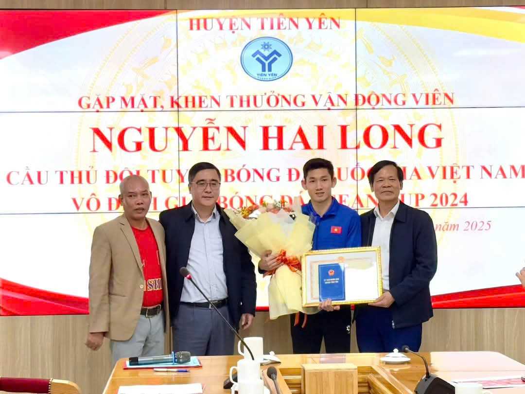 Nhà vô địch AFF Cup Hai Long làm ấm lòng người hâm mộ quê nhà- Ảnh 3. Nhà vô địch AFF Cup Hai Long làm ấm lòng người hâm mộ quê nhà- Ảnh 3.