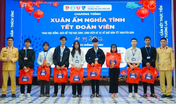 Nhận học bổng cận tết, sinh viên nghèo xúc động ‘có thêm tiền để phụ giúp mẹ’- Ảnh 1. Nhận học bổng cận tết, sinh viên nghèo xúc động ‘có thêm tiền để phụ giúp mẹ’- Ảnh 1.