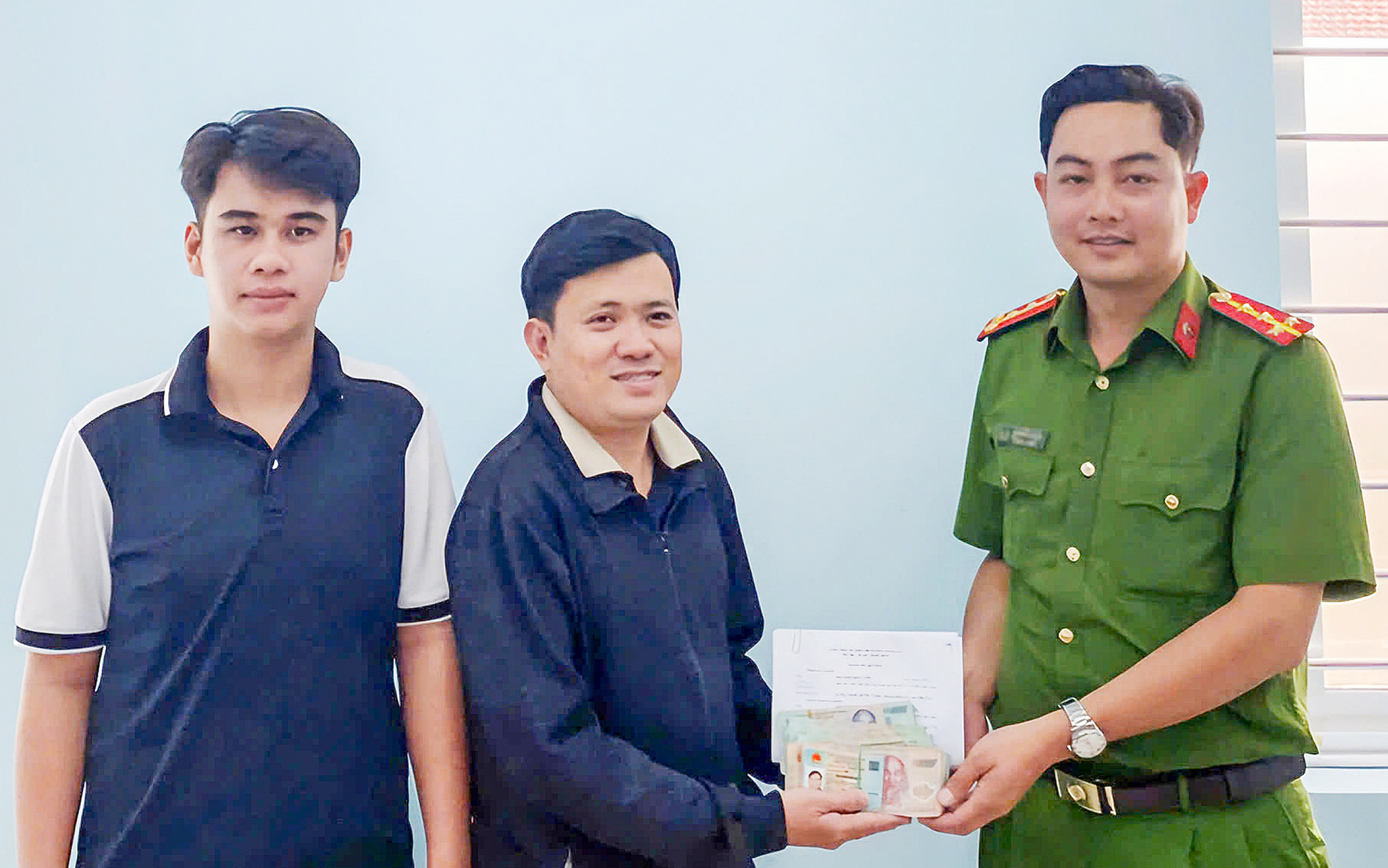 Nhặt được 400 triệu đồng, nam sinh viên trả lại người đánh rơi - Ảnh 1. Nhặt được 400 triệu đồng, nam sinh viên trả lại người đánh rơi - Ảnh 1.