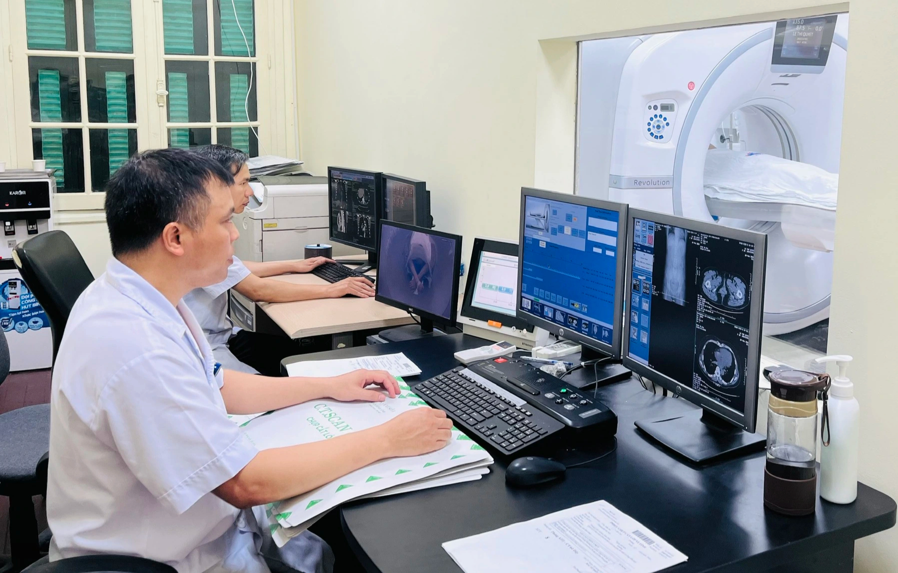 Nhiều bệnh nhân ung thư được chuyển thẳng lên tuyến trên từ hôm nay- Ảnh 1. Nhiều bệnh nhân ung thư được chuyển thẳng lên tuyến trên từ hôm nay- Ảnh 1.
