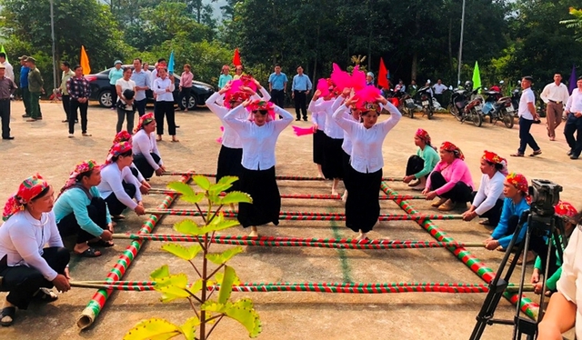 Nhiều mô hình nhà sinh hoạt văn hóa cộng đồng của đồng bào các dân tộc thiểu số trở thành điểm tham quan hấp dẫn - Ảnh 1. Nhiều mô hình nhà sinh hoạt văn hóa cộng đồng của đồng bào các dân tộc thiểu số trở thành điểm tham quan hấp dẫn - Ảnh 1.