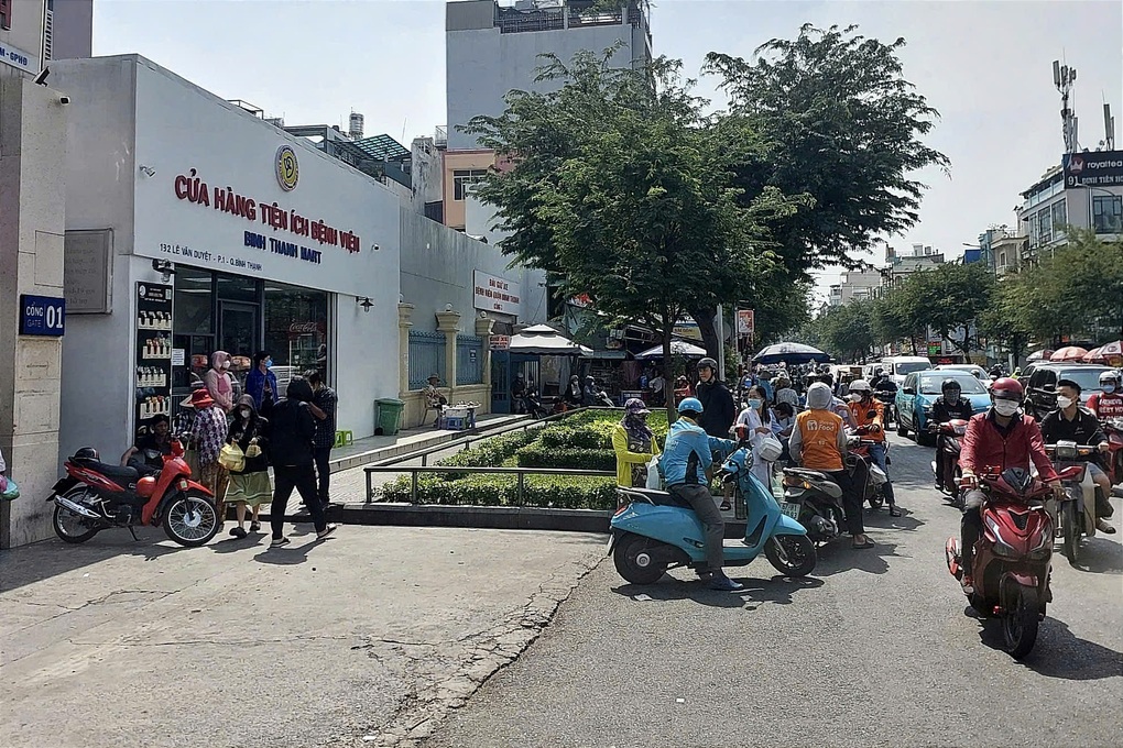 Nhóm người hỗn chiến trước cổng bệnh viện ở TPHCM - 1 Nhóm người hỗn chiến trước cổng bệnh viện ở TPHCM - 1