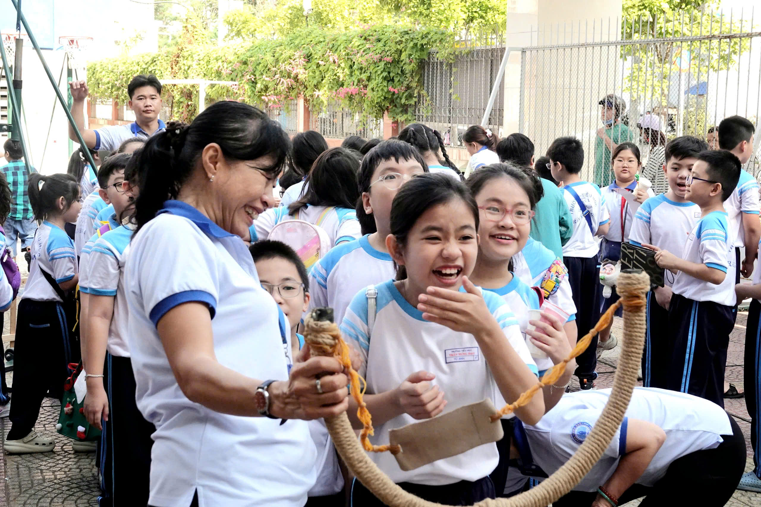 Những 'bài tập tết' lạ lùng- Ảnh 1. Những 'bài tập tết' lạ lùng- Ảnh 1.