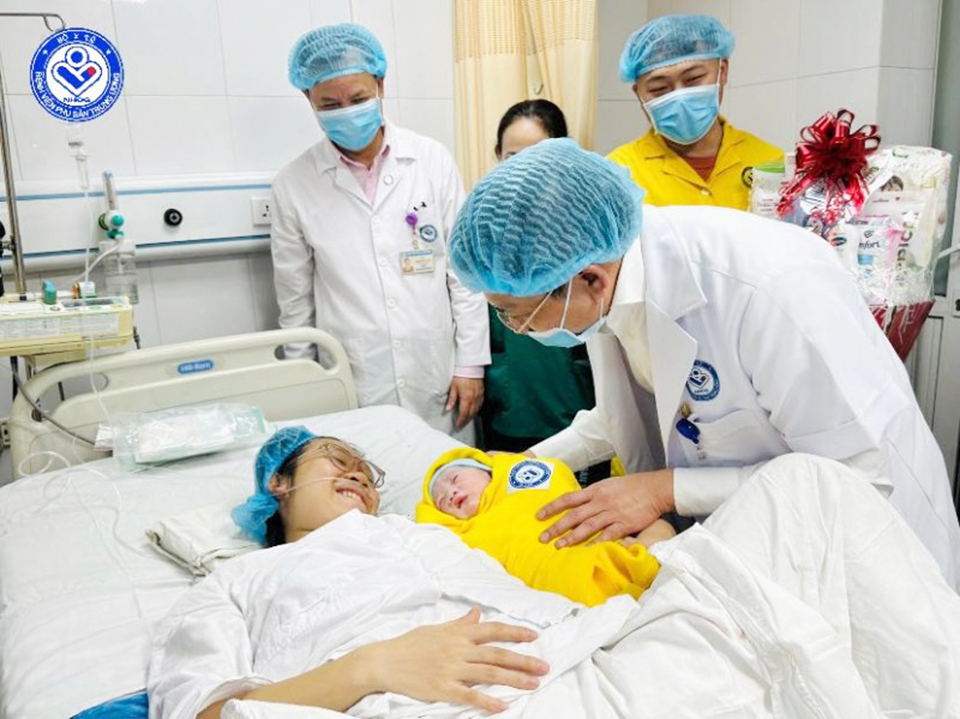 GS.TS Nguyễn Duy Ánh - Giám đốc Bệnh viện Phụ sản T.Ư và ê kíp vui mừng chào đón em bé đầu tiên chào đời năm 2025.