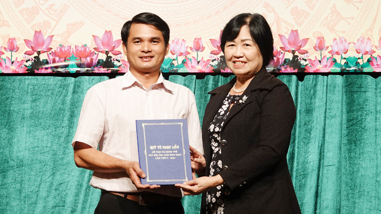 Những tài năng hát bội, bài chòi nhận hỗ trợ từ quỹ Vũ Ngọc Liễn- Ảnh 1. Những tài năng hát bội, bài chòi nhận hỗ trợ từ quỹ Vũ Ngọc Liễn- Ảnh 1.