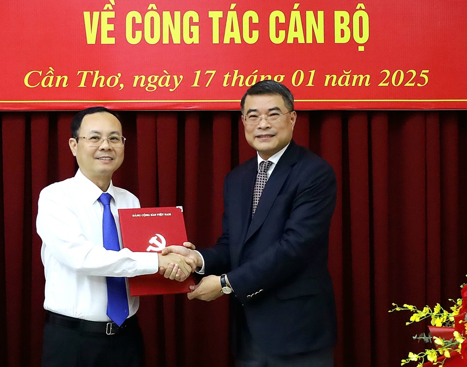 Trưởng ban Tổ chức Trung ương Lê Minh Hưng trao quyết định cho ông Nguyễn Văn Hiếu.
