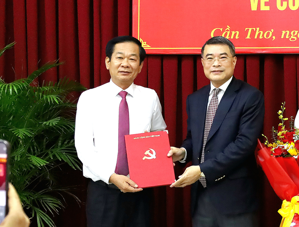 Trưởng Ban Tổ chức Trung ương Lê Minh Hưng trao quyết định của Bộ Chính trị cho ông Đỗ Thanh Bình. Ảnh: TP