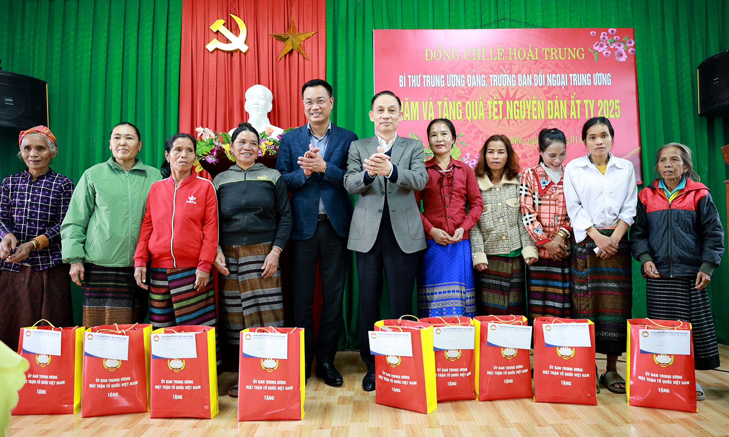 Ông Lê Hoài Trung thăm, chúc Tết người lao động ở Quảng Bình- Ảnh 1. Ông Lê Hoài Trung thăm, chúc Tết người lao động ở Quảng Bình- Ảnh 1.
