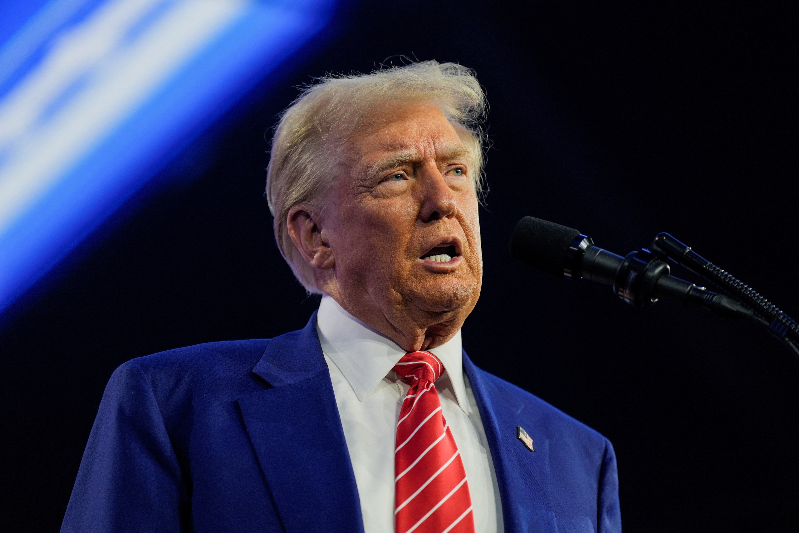 Ông Trump bất bình vì nước Mỹ treo cờ rủ ngay lễ nhậm chức- Ảnh 1. Ông Trump bất bình vì nước Mỹ treo cờ rủ ngay lễ nhậm chức- Ảnh 1.