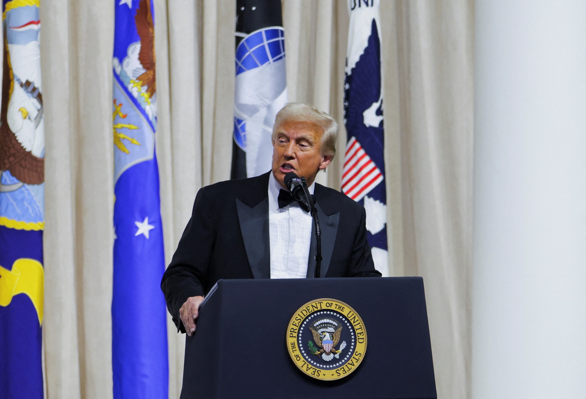 Ông Trump ký sắc lệnh hoãn cấm TikTok, gợi ý làm đối tác- Ảnh 1. Ông Trump ký sắc lệnh hoãn cấm TikTok, gợi ý làm đối tác- Ảnh 1.