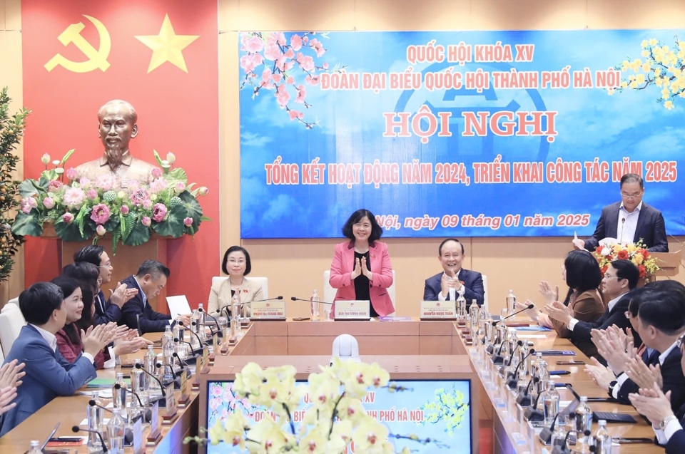 Các đồng chí lãnh đạo Đoàn đại biểu Quốc hội TP Hà Nội chủ trì hội nghị