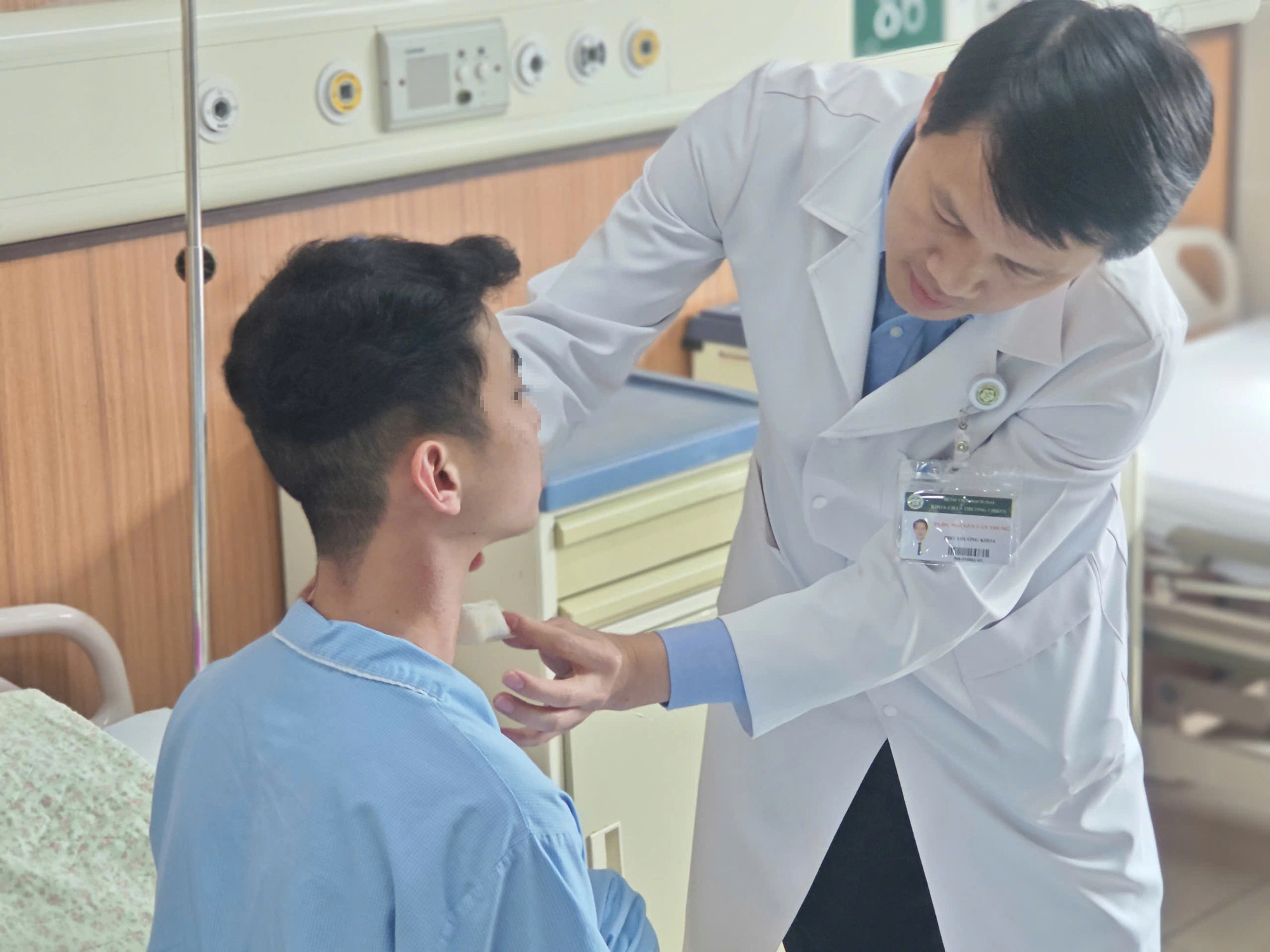 Phẫu thuật gãy cột sống cổ phức tạp chỉ qua đường mổ 1cm - Ảnh 1. Phẫu thuật gãy cột sống cổ phức tạp chỉ qua đường mổ 1cm - Ảnh 1.