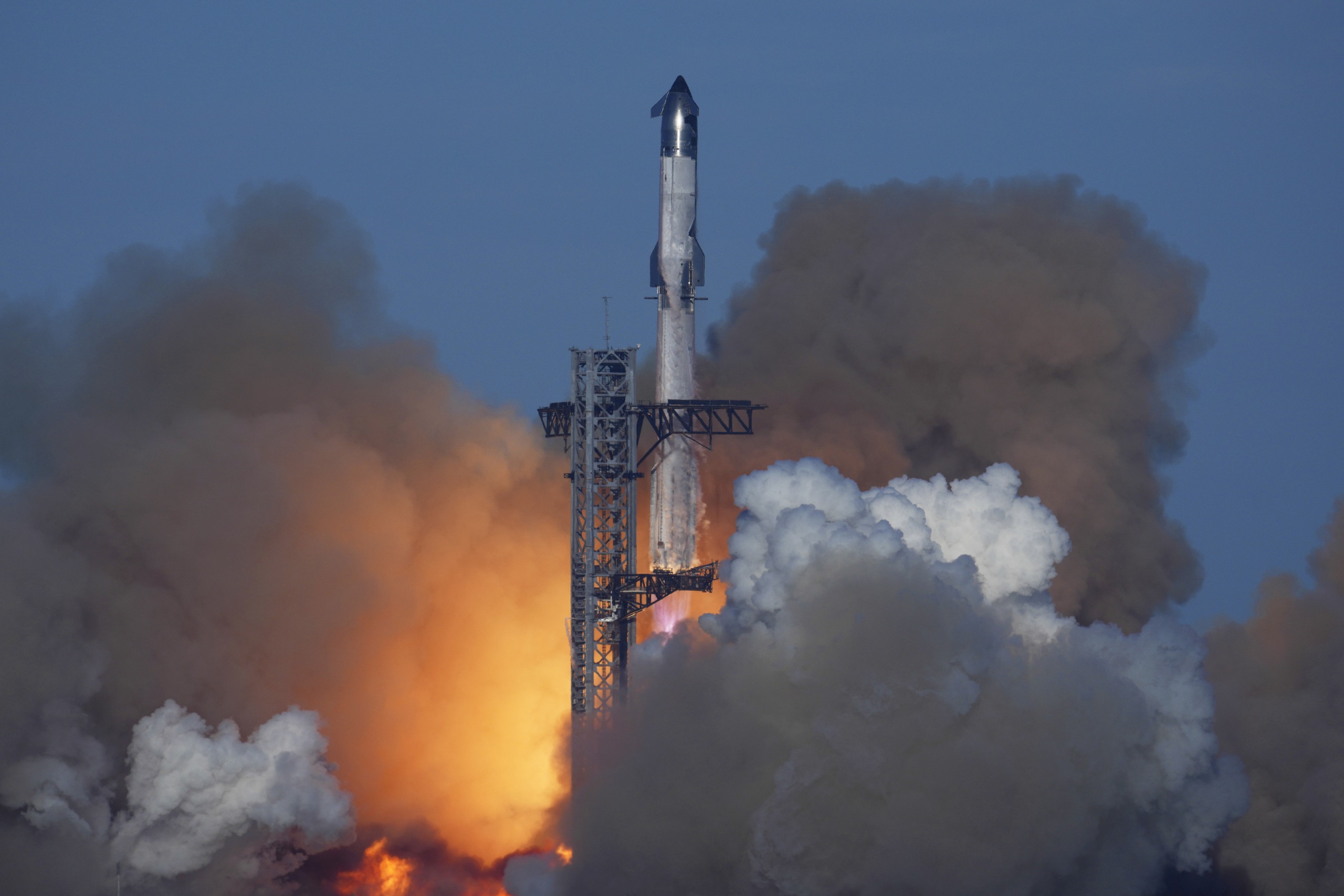 Phi thuyền Starship phát nổ, tên lửa đẩy hạ cánh thành công- Ảnh 1. Phi thuyền Starship phát nổ, tên lửa đẩy hạ cánh thành công- Ảnh 1.