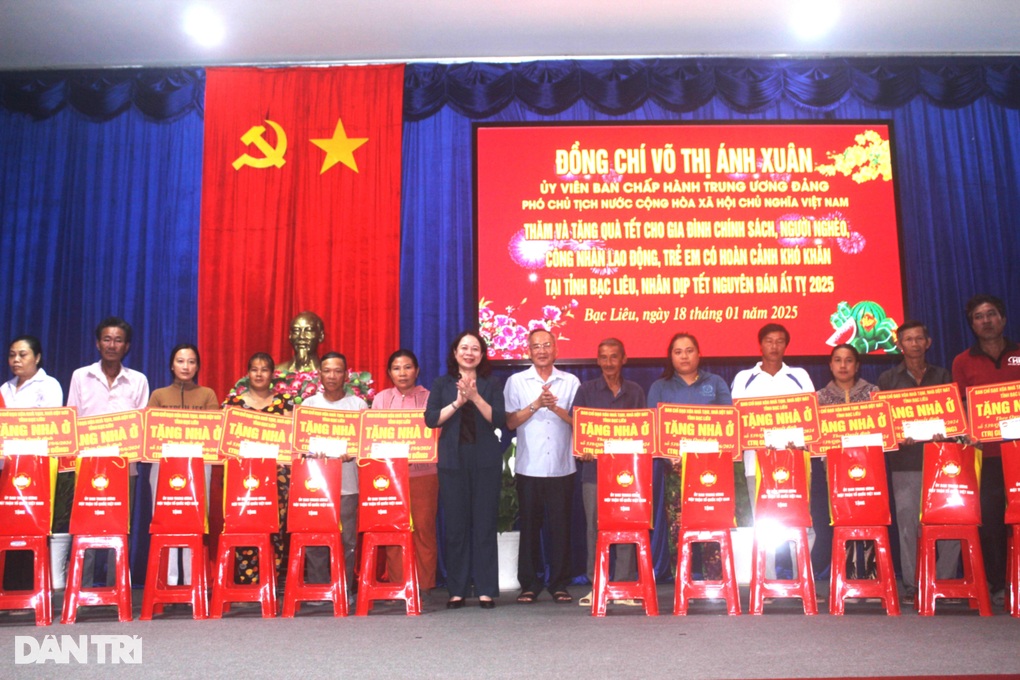 Phó Chủ tịch nước tặng quà Tết gia đình chính sách, người nghèo ở Bạc Liêu - 1 Phó Chủ tịch nước tặng quà Tết gia đình chính sách, người nghèo ở Bạc Liêu - 1